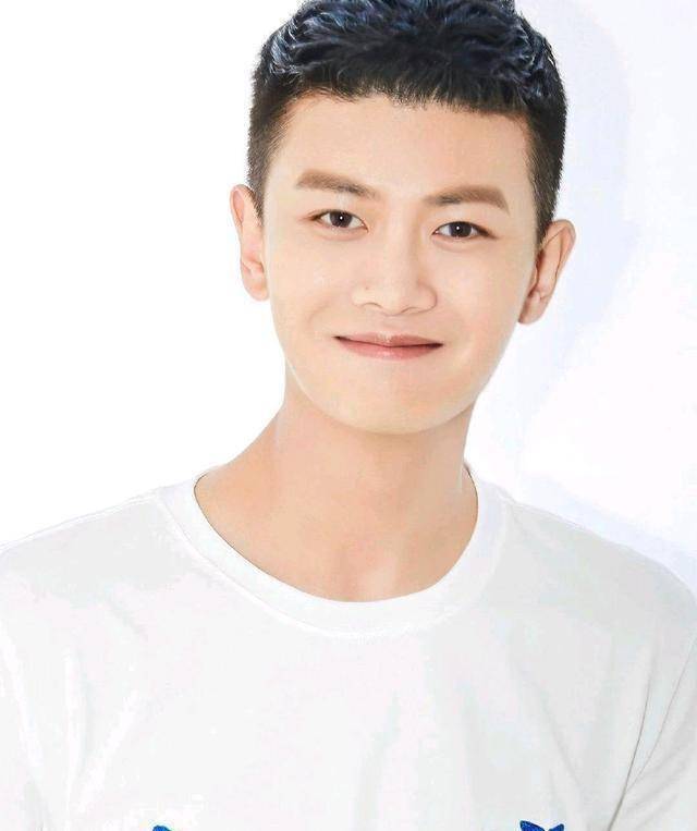 任嘉伦生日快乐,愿你的眼睛只看得到笑容,心中充满阳光_祝福_照片