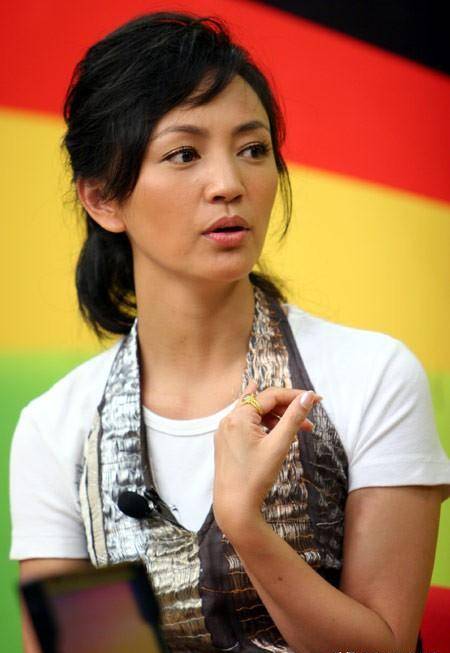 罗海琼近照,她拥有甜美的面容,老公长得一般,一家四口超幸福_台词