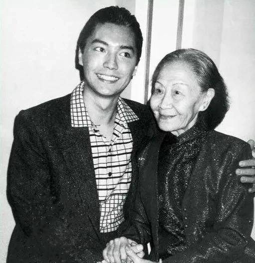 69岁尊龙近照曝光,可知道那一年,他31岁"全球最美50人"_养母_师父_一