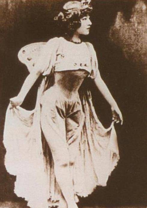 黑白照都难掩其丽质,却撞脸王俊凯_表演_紫禁城_舞蹈