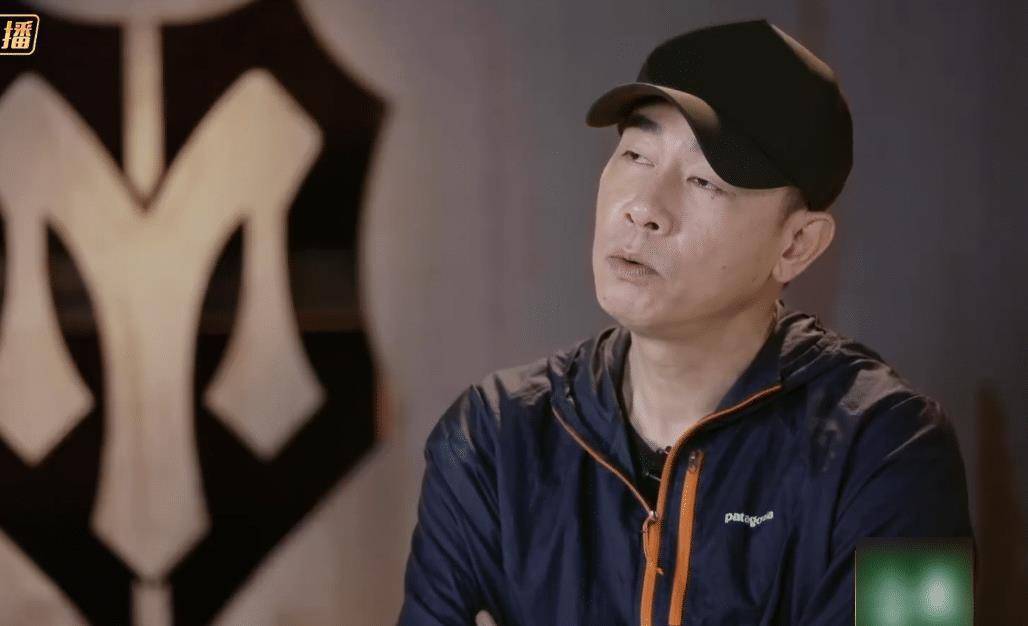 黄贯中为陈小春弹生日歌,陈小春送其水壶,兄弟情真的太美好了_哥哥