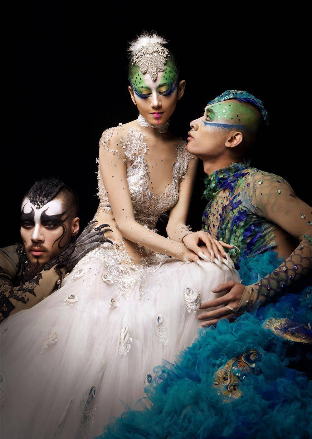 65岁杨丽萍跳孔雀舞遭群嘲,与男舞伴衣不蔽体拥抱,现场画面曝光_舞蹈