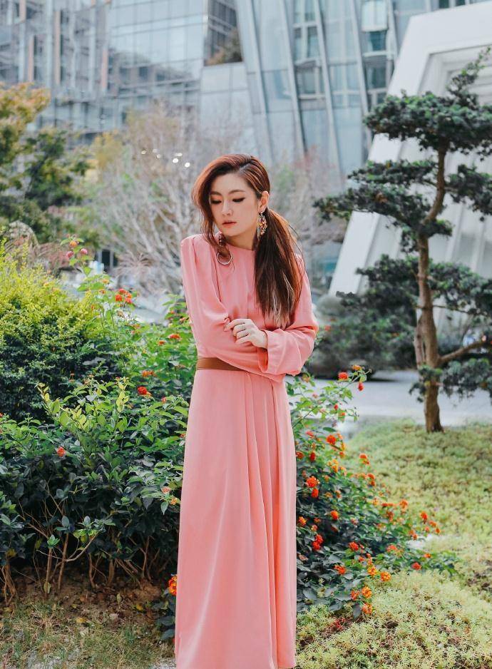 任家萱走出阴霾后更美,穿粉色连衣裙配低马尾,39岁再次惊艳_穿着_时尚