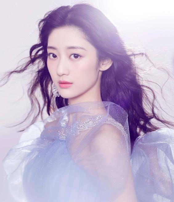 相比较戚砚笛,郝瑞鹏的演戏经验就显得更加不足了.