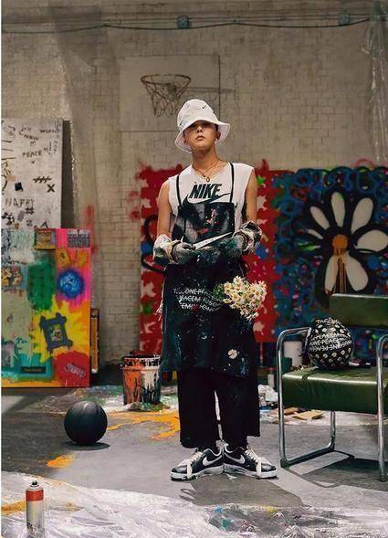 最近权志龙代言了某品牌饮料,发布的宣传照中权志龙风格大变,一改往日