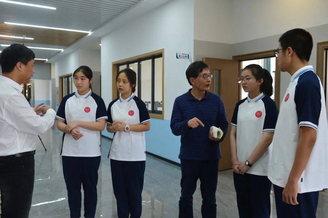 并发聘书原厦门双十中学漳州校区支部书记,副校长毕人柱,出任福州拔萃
