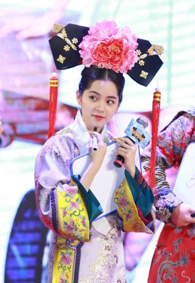 刘亦菲清宫装美得像画里走出来的,相比之下欧阳娜娜就是个嬷嬷!