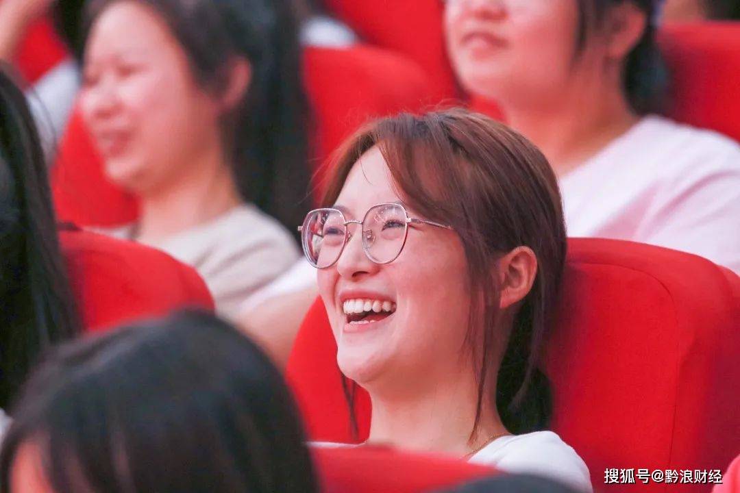 曲艺宣讲二十大 | "声"入贵工商,春黔社相声弘扬中华优秀传统文化