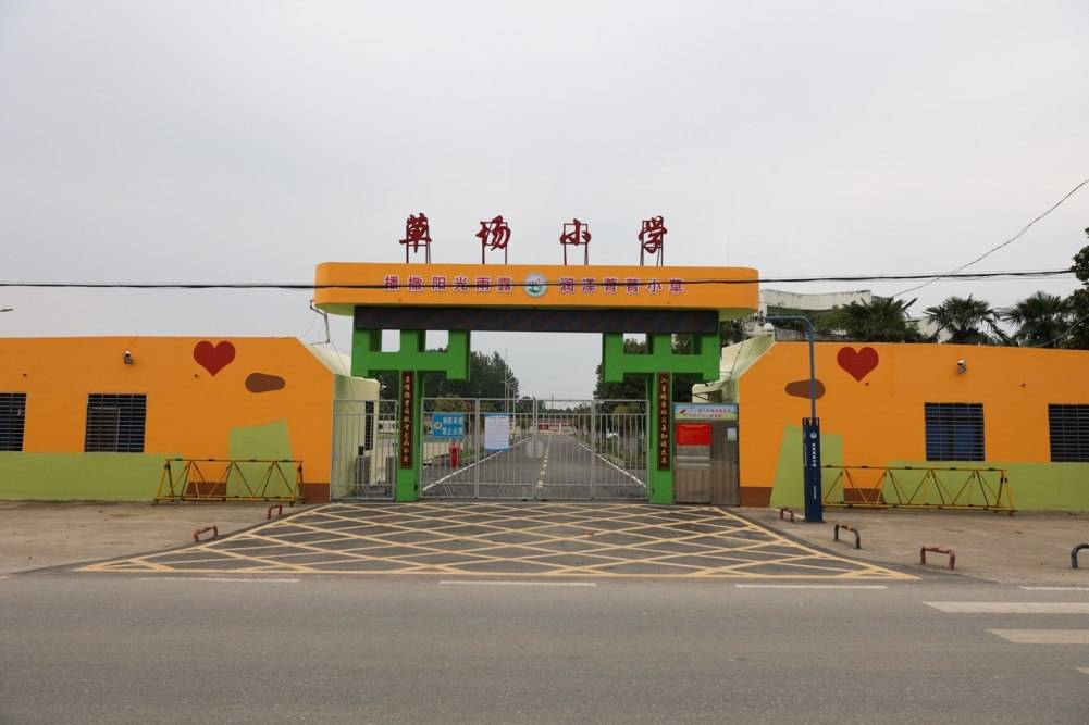 草场小学共有6个班级,130余名学生,任课教师19人.