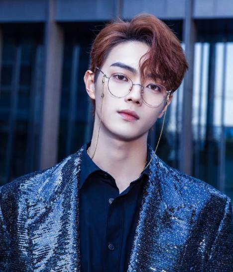 杨洋:我戴眼镜好看,蔡徐坤:我戴也帅气,张新成:就我像老头?