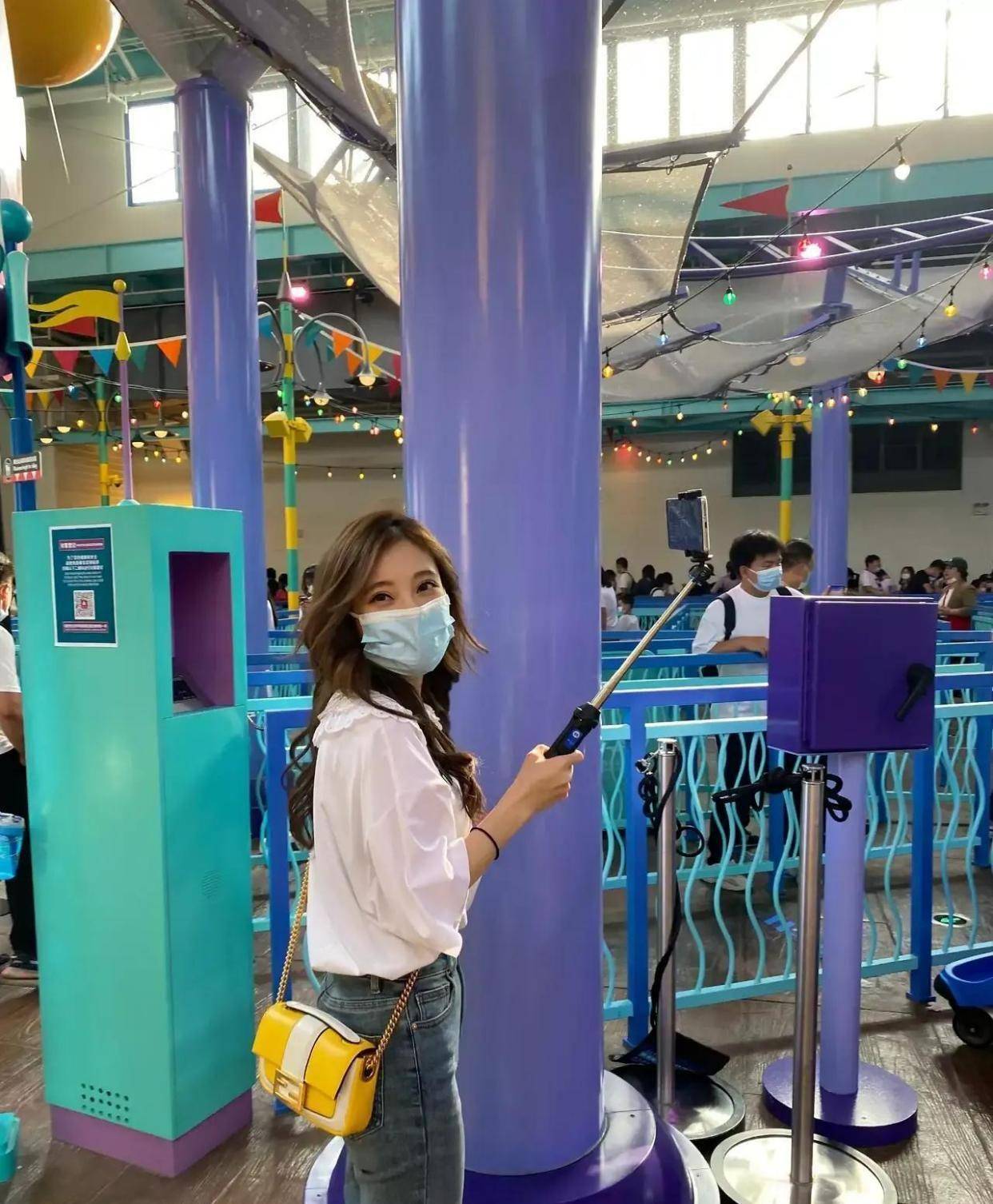 没错就是可爱的冯提莫啦,虽然戴着口罩,但是还是被游客认了出来,当天