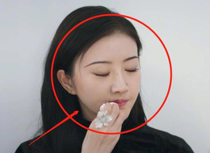 景甜拍证件照被要求现场卸妆,没了大红唇,真实颜值如何一望而知_电视