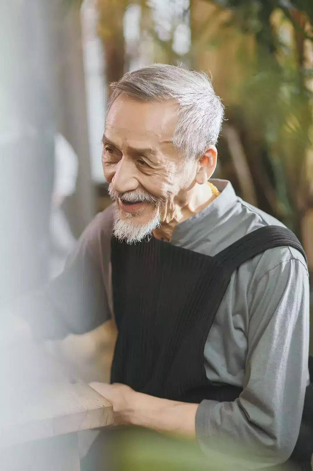 看这些爷爷,气质洋气_头发_年纪_蓝色