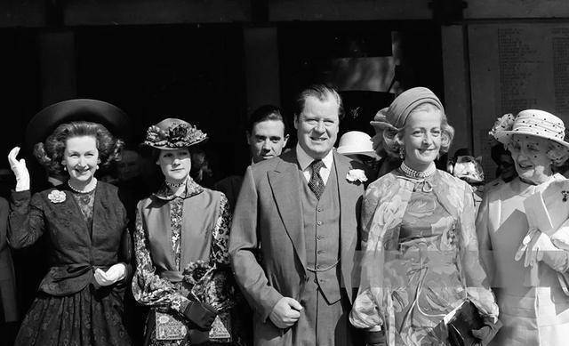 斯宾塞家族美人多,这个长着"蓬蓬头"的贵妇人,比戴安娜还精致_瑞妮