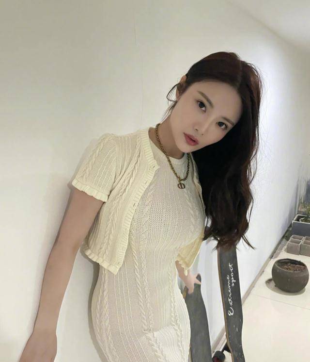 瘦20多斤,晒照被网友说是纸片人,徐冬冬表示那也是s型的纸片!