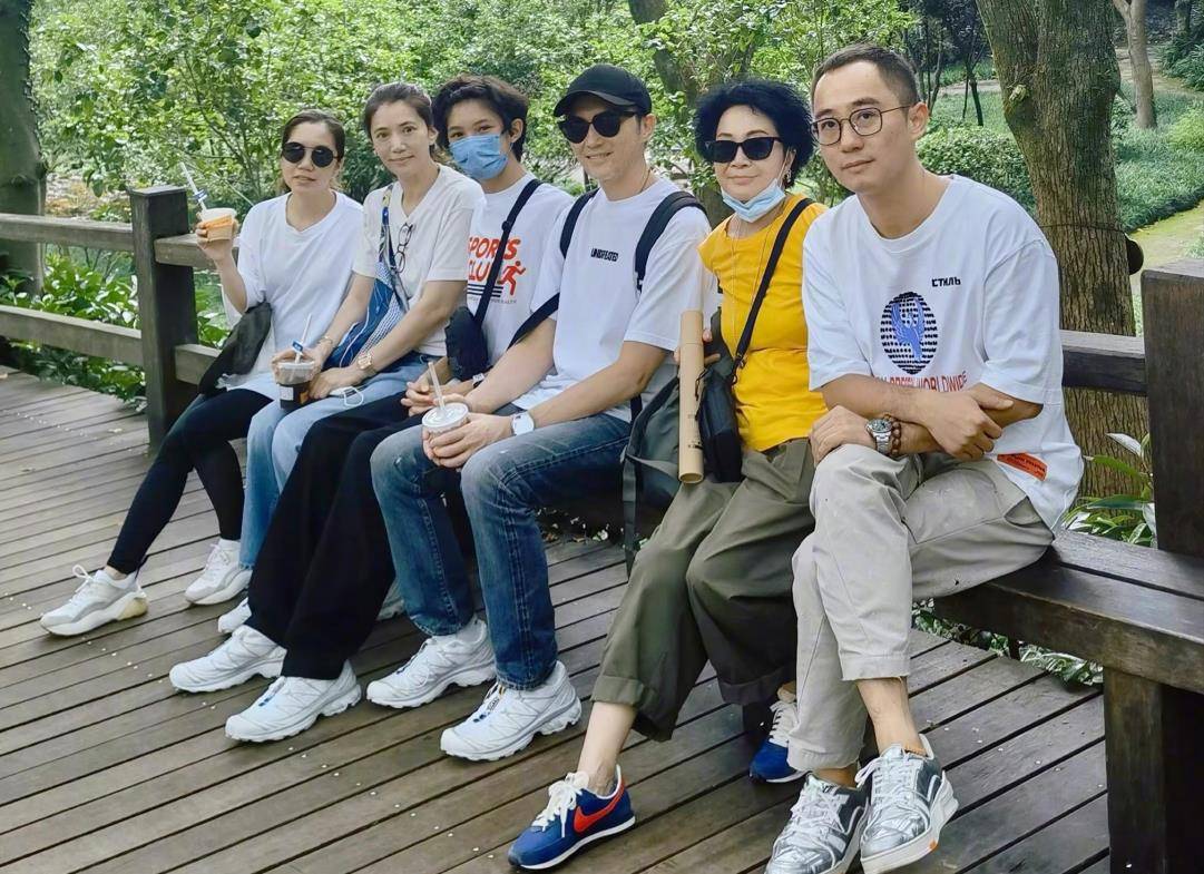 张智霖袁咏仪儿子近照曝光,身高超过爸爸,留长发个性十足_魔童_明星