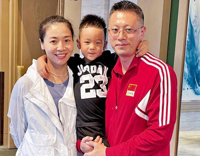 3代女排队长同赴晚宴,李盈莹率队冲击8连胜_中国女排_孙玥_一传