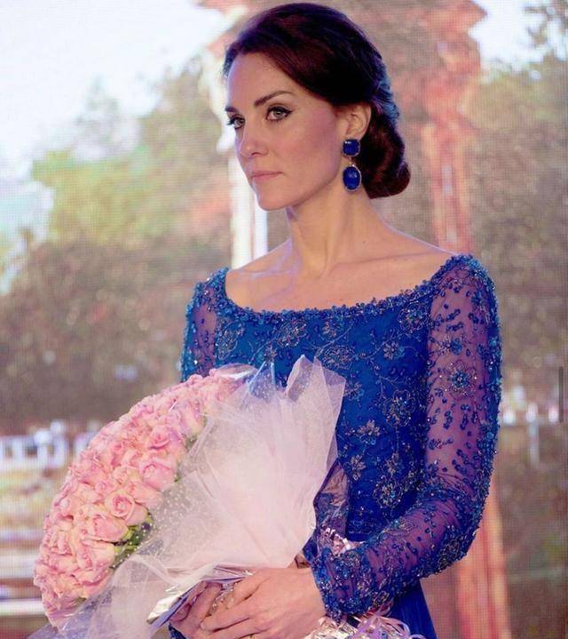 浅蓝色外套和清新的黄白玫瑰与绿叶的搭配,这温柔清新的模样实在是