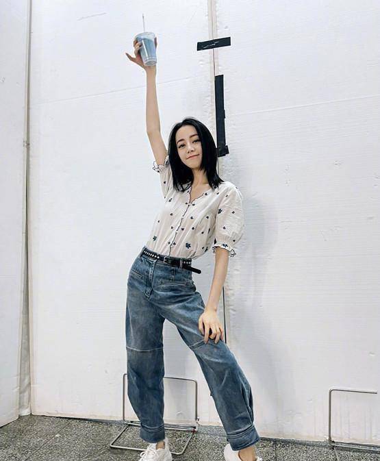 上衣一定要偏薄款为主,厚实会增加腰围,像迪丽热巴这样选择单薄的雪纺