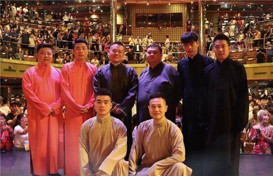 尚筱菊和师爷郭德纲合影,背景成笑点,p图也是师承师父岳云鹏?