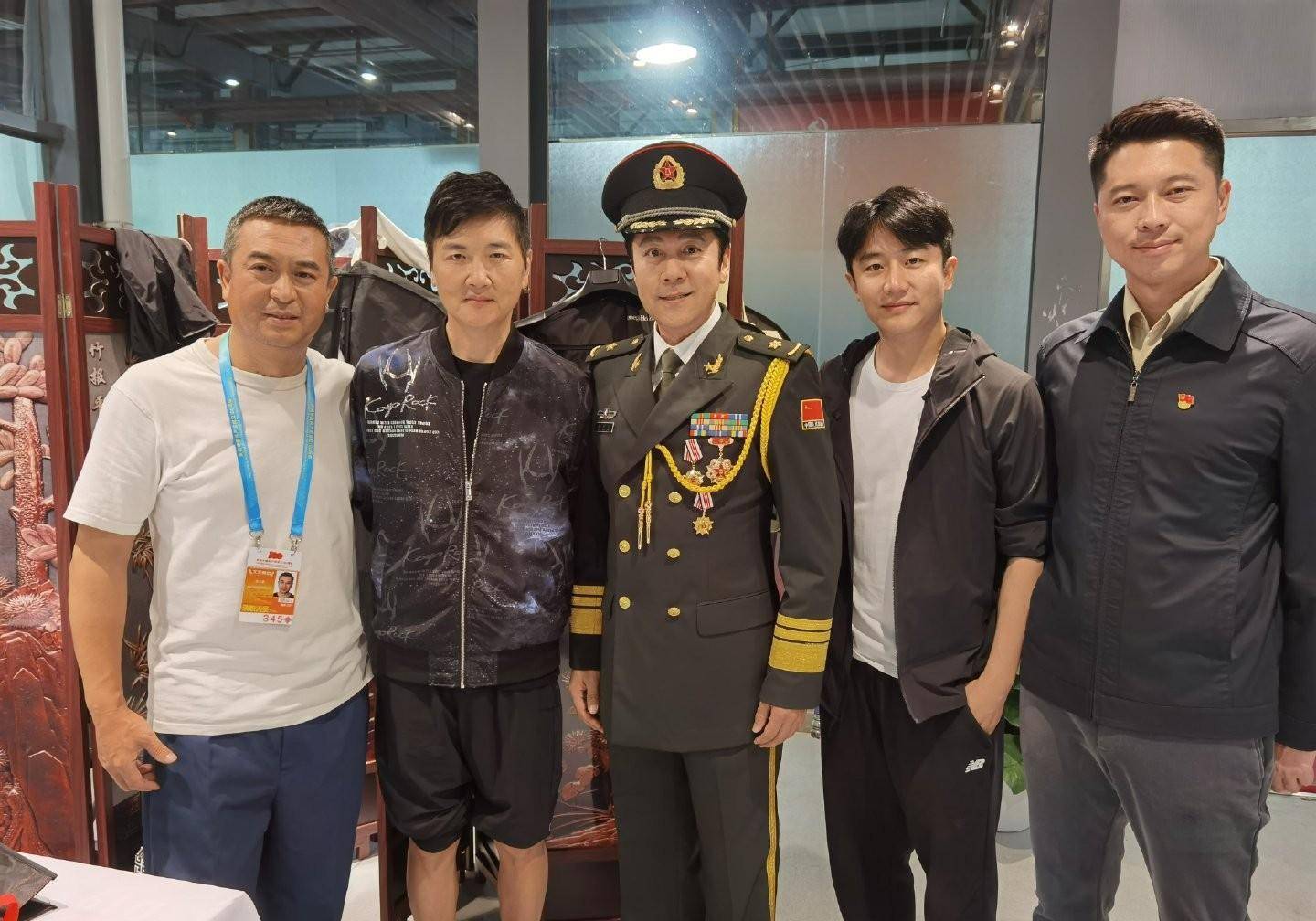 蔡国庆晒追星照,成龙可爱,李宇春飒,李现抢镜,可文案却有错字_明星_王