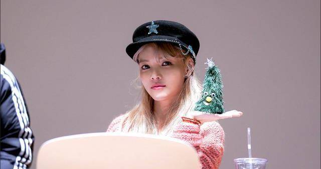 申智珉随后也在社交媒体上发表:"故事"二字,又快速