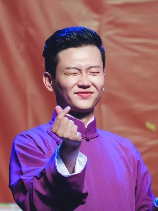 幽默风趣的孟鹤堂作为第一批鹤字科的演员有着极高的知名度,同样他又