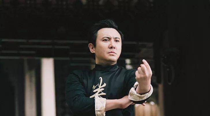 沈腾短而粗的小肉手指一伸,绝招竟然是勾手指.