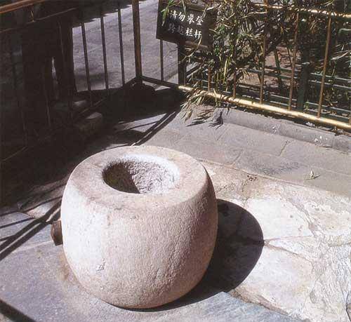 但是又怕珍妃来找自己的麻烦,所以就打捞出珍妃的尸体,在井口镇上一块