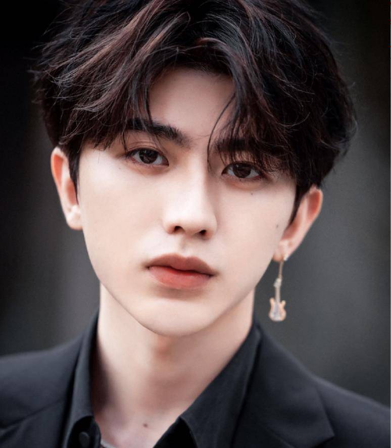 而这位明星就是蔡徐坤,说起他的名字大家应该都有所未闻,作为这几年来