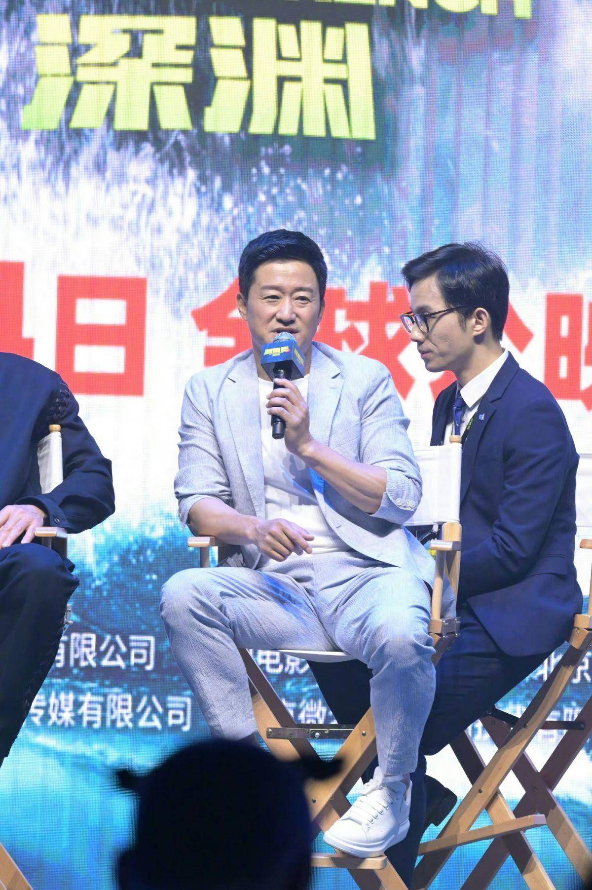 吴京带杰森去外滩吃水饺喝二锅头,真牛啊!