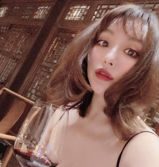沈腾姐姐的蛇精脸太夸张,46岁仍在扮少女,还叫沈腾叔叔_沈娜_形象