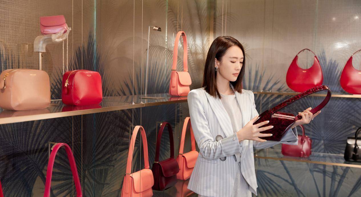 童瑶越来越不像章子怡了,脸蛋圆圆的,穿西装看着都很有少女感_风格