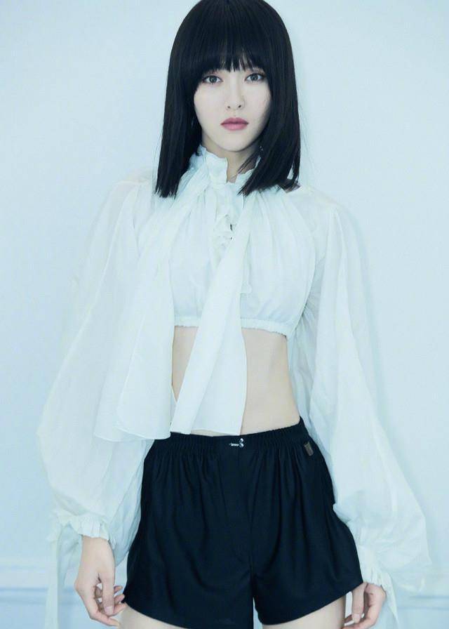 唐嫣齐刘海发型拍写真显稚嫩,罕见露小腹两个表情显内心小波动_女神