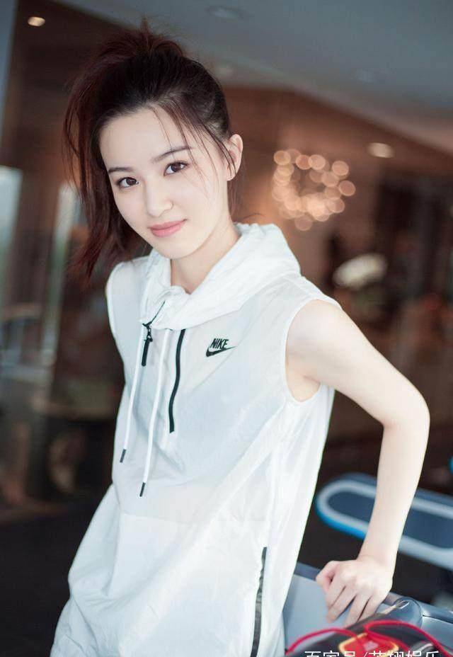 当年还在读大二时的梁婧娴便脱颖而出,与李易峰主演了网络剧《我是你