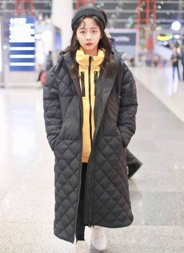 谭松韵素颜走机场,穿绿色棉服不怕冷,衣服太大显娇小_小伙伴_身材