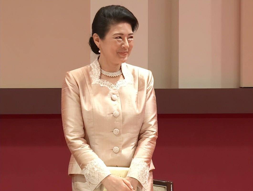 雅子皇后服,蕾丝元素点缀粉色西装,日剧男主范儿有种_衣服_日本_皇室