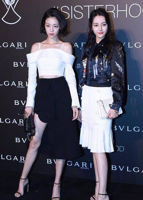 唐艺昕李沁玩亲亲,迪丽热巴好知性,大家的注意力却都在她们脚上