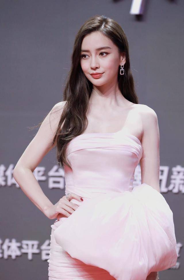 唐嫣产后首秀满脸胶原蛋白,身材气质胜过同场baby热巴_活动_状态_笑容