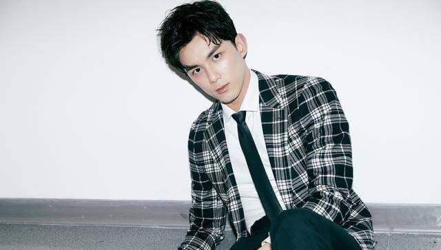 同为娱乐圈新生代"老戏骨",刘昊然和吴磊的西装照谁更戳你心?