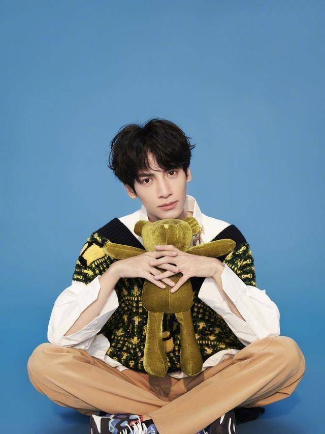 他演少年何以琛被人熟知,今穿条纹衬衫配蓝色西装,温柔冷俊_罗云熙