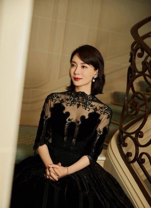 她是董卿心中优雅女人典范,43岁气质好,一袭红裙凸显"巴掌腰"_陈数