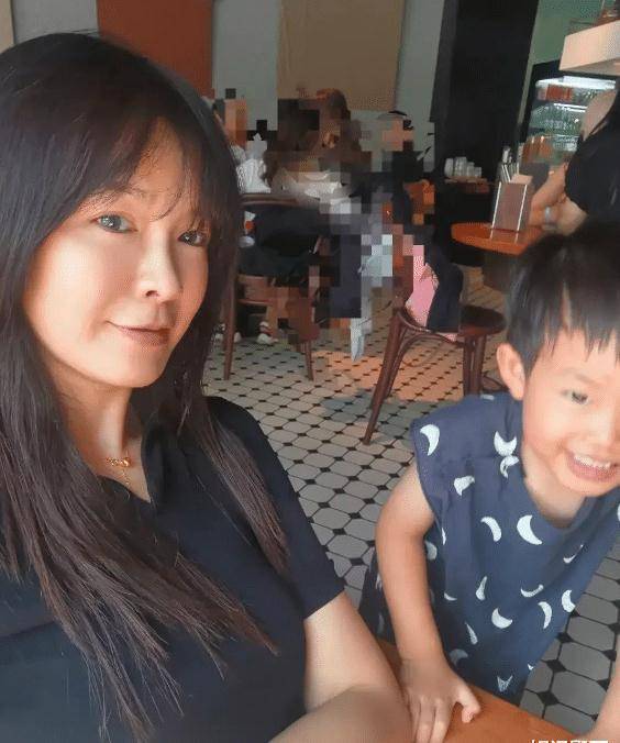 李艾素颜现身餐馆,儿子活泼可爱超爱动,母子俩合影太温馨了!
