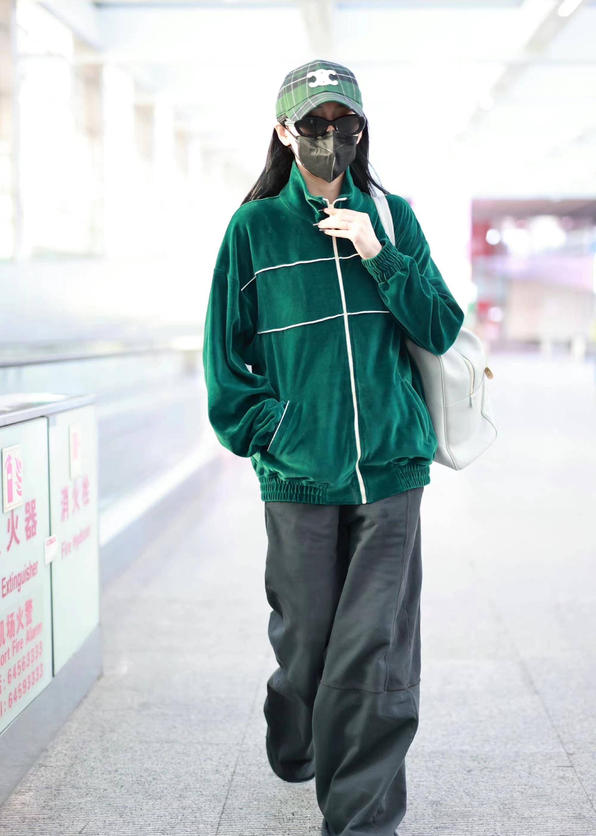 张天爱身穿绿色天鹅绒运动服和宽松裤现身机场,休闲又简约!