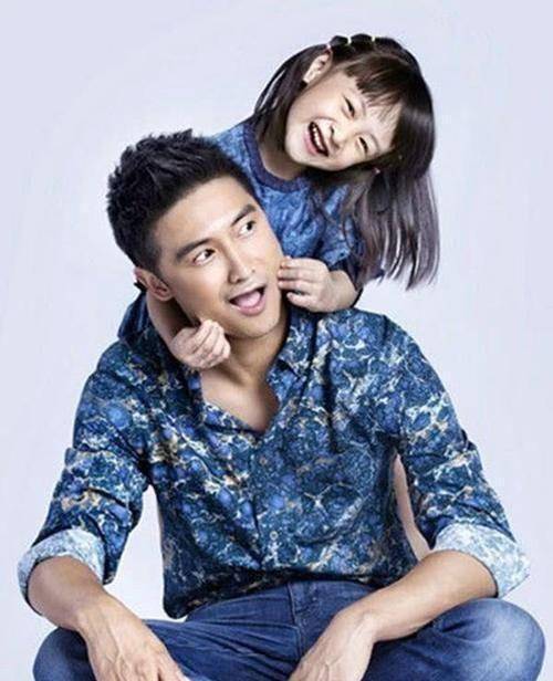 大口吃肉笑容阳光甜美,撞脸黄圣依似"双胞胎"_爸爸_叶一茜_气质