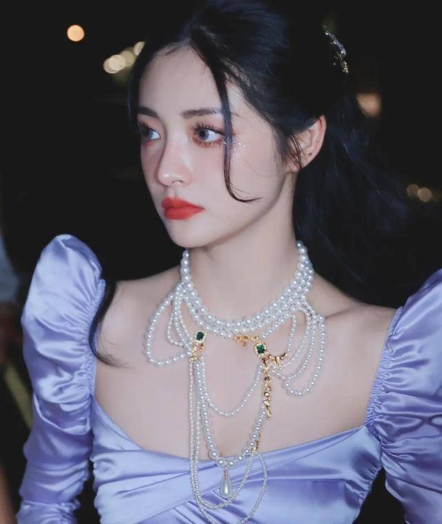 宋雨琦双马尾似精灵,陆柯燃红色斗篷绝了_造型_舞台_表演