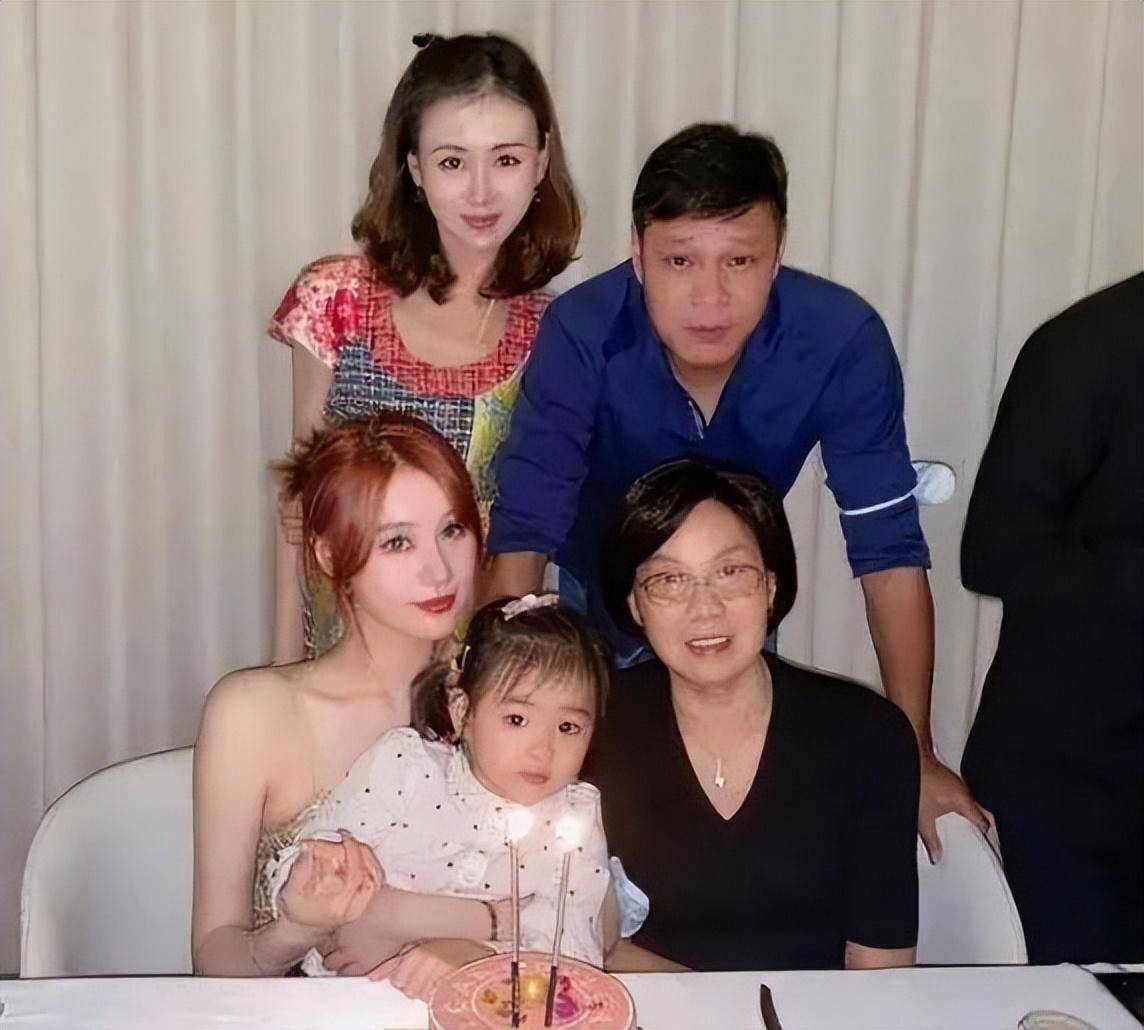 范志毅37岁妻子近照,身材傲人韵味十足,跟继女成闺蜜_张梦瑾_足球迷