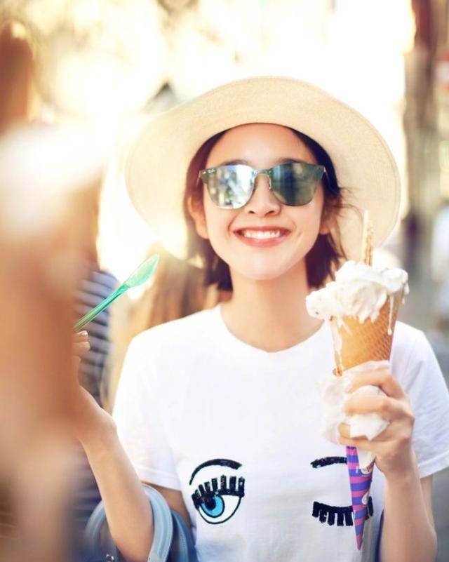 唐艺昕孕期发泳装照,四肢纤细状态良好,张若昀亲制孕妇餐_游泳_泳池