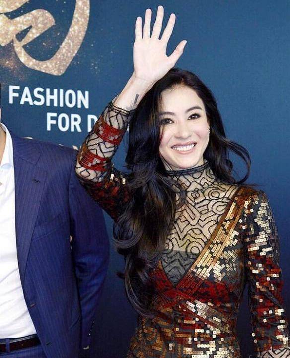 小林青霞越老越放得开,穿金属连体裤似"十八铜人",美得好高调_本人