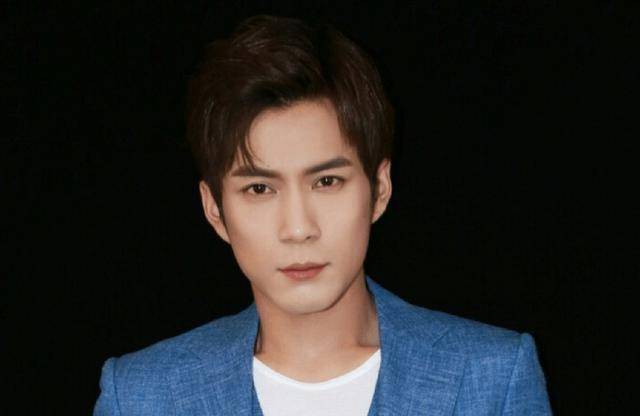 韩东君这边是元气满满,活动不断,资源大好,而蒋劲夫和公司打了几场